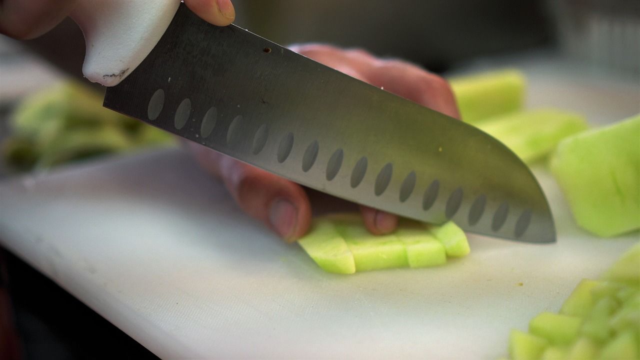 cortando en la cocina 